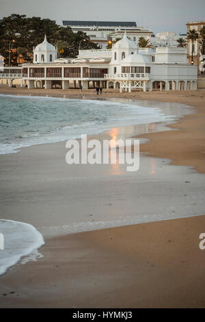Cadix espagne- 31 Mars : Caleta beach au milieu de la vieille ville est le plus populaire des plages de Cadix, Andalousie, Espagne Banque D'Images