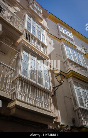 Cadix espagne- 31 Mars : Détail d'un balcon et de grandes fenêtres sur le temps du xixe siècle, rue étroite à l'architecture traditionnelle en CAD Banque D'Images