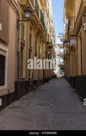 Cadix espagne- 31 Mars : rue étroite à l'architecture traditionnelle à Cadix, Andalousie, Espagne du sud Banque D'Images