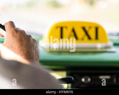 Close up photo du chauffeur de taxi cubain de la conduite dans le Malecon de La Havane, Cuba Banque D'Images
