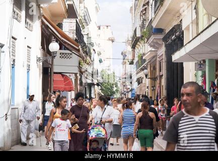 La rue bondée de touristes, consommateurs et voyageurs locaux à Calle Obispo (Bishop Street), la vieille ville de La Havane (La Habana Vieja), Cuba Banque D'Images