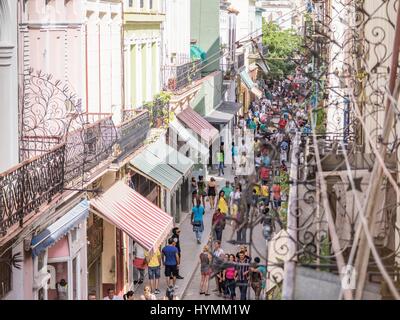 La rue bondée de touristes, consommateurs et voyageurs locaux à Calle Obispo (Bishop Street), la vieille ville de La Havane (La Habana Vieja), Cuba Banque D'Images