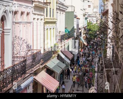 La rue bondée de touristes, consommateurs et voyageurs locaux à Calle Obispo (Bishop Street), la vieille ville de La Havane (La Habana Vieja), Cuba Banque D'Images