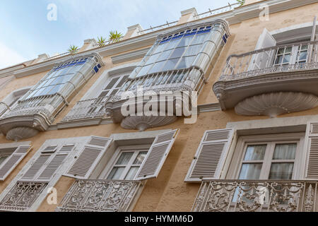 Cadix espagne- 31 Mars : Détail d'un balcon et de grandes fenêtres sur le temps du xixe siècle, rue étroite à l'architecture traditionnelle en CAD Banque D'Images