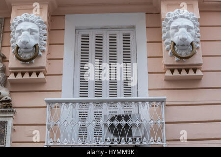 Cadix espagne- 31 Mars : Détail d'un balcon et de grandes fenêtres sur le temps du xixe siècle, rue étroite à l'architecture traditionnelle en CAD Banque D'Images