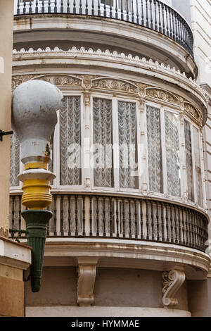 Cadix espagne- 31 Mars : Détail d'un balcon et de grandes fenêtres sur le temps du xixe siècle, rue étroite à l'architecture traditionnelle en CAD Banque D'Images