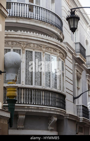 Cadix espagne- 31 Mars : Détail d'un balcon et de grandes fenêtres sur le temps du xixe siècle, rue étroite à l'architecture traditionnelle en CAD Banque D'Images