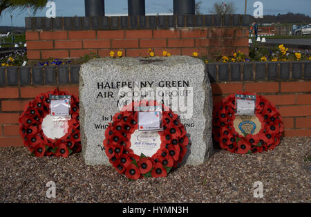 Halfpenny Green Memorial Scout de l'air avec des couronnes de coquelicots. Wolverhampton Halfpenny Green Airport UK Banque D'Images