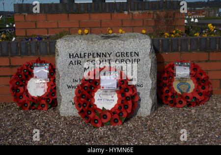 Halfpenny Green Memorial Scout de l'air avec des couronnes de coquelicots. Wolverhampton Halfpenny Green Airport UK Banque D'Images