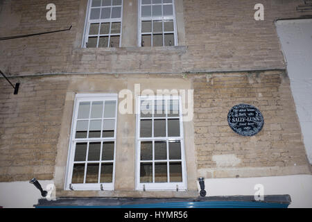 Les fenêtres de la maison historique de Sally Lunn's restaurant à Bath, dans le sud de l'Angleterre Banque D'Images