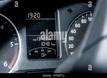 Tableau de bord compteur auto voiture avec panneau indicateur de longueur de trajet Banque D'Images