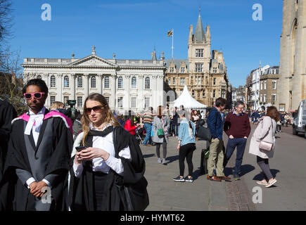 Les étudiants de l'université de Cambridge portent des robes le jour de la remise des diplômes à pied à Kings Parade, centre-ville de Cambridge, Cambridge, Royaume-Uni Banque D'Images