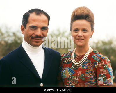 HUSSEIN bin Talal al-Hashemi 1970 Roi de Jordanie avec son épouse Antoinette britannique Avril Gardiner avec nom d'épouse Muna Banque D'Images