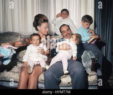 HUSSEIN bin Talal al-Hashemi 1970 Roi de Jordanie avec la famille de la femme, Antoinette Avril Gardiner avec nom d'épouse Muna avec les enfants Banque D'Images