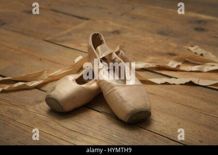 Paire de chaussures de ballet utilisé sur plancher en bois Banque D'Images