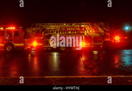 Sayreville NJ, USA - Apryl, 01 2017 : Incendie de FDNY en faisant clignoter ses feux dans la nuit les camions incendie la nuit en réponse à un appel. Banque D'Images