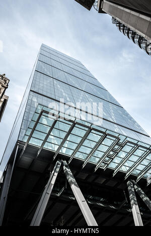 Au 122, Leadenhall Street, le Leadenhall Building (surnommé le cheesegrater) gratte-ciel, ville de Londres, en Angleterre. Banque D'Images