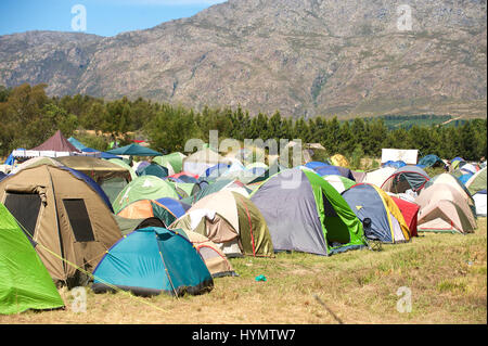 Camping avec une tente sur l'herbe dans la nature Banque D'Images