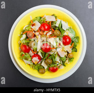 Salade Mixte de dessus avec les olives, le fromage et les tomates sur le noir de l'ardoise. Banque D'Images