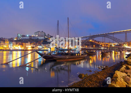 Rabelo bateaux sur le fleuve Douro, Porto, Portugal. Banque D'Images