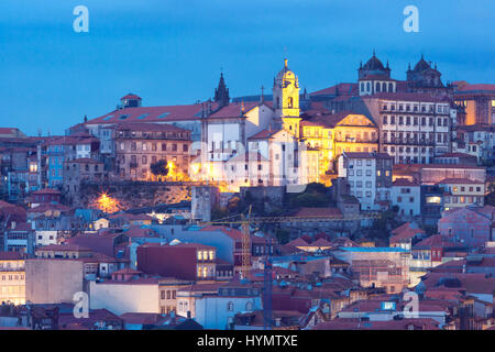 Nuit dans la vieille ville de Porto, Portugal. Banque D'Images