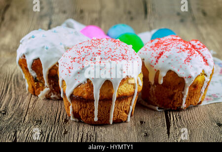 Gâteau de pâques traditionnel fait maison kulich style ukrainien avec les oeufs colorés sur serviette peint Banque D'Images