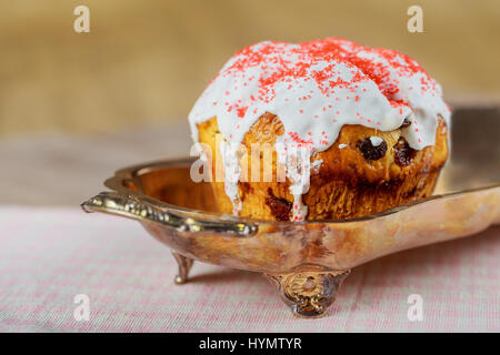 Gâteau de pâques traditionnel fait maison kulich style ukrainien avec les oeufs colorés sur serviette peint Banque D'Images