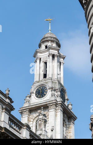 Girouette sauterelle doré sur le haut de la tour au Royal Exchange centre commercial, centre-ville de Londres, en Angleterre. Banque D'Images