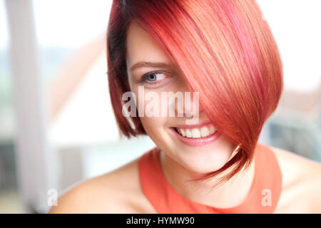 Close up portrait of a young woman smiling at home Banque D'Images