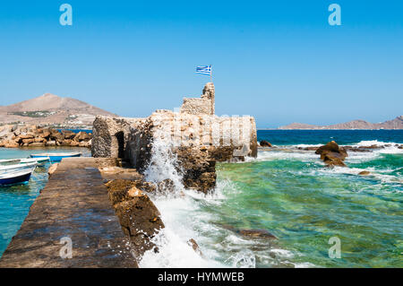 La forteresse vénitienne de Naoussa de Paros, Grèce, Cyclades. C'est la ruine d'un fort médiéval au port. Banque D'Images