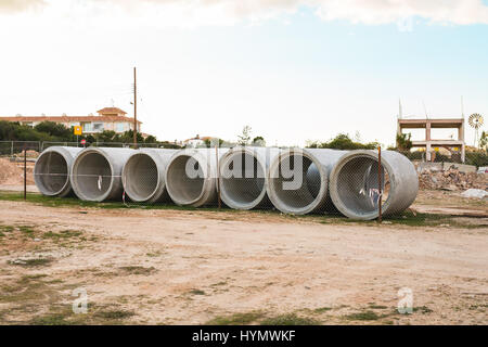 Les tuyaux de drainage en béton pour la construction d'immeubles industriels. Banque D'Images