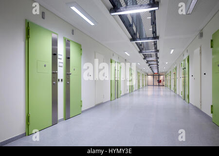 Couloir avec portes, prison, prison de Düsseldorf, Rhénanie du Nord-Westphalie, Allemagne Banque D'Images