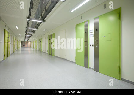 Couloir avec portes, prison, prison de Düsseldorf, Rhénanie du Nord-Westphalie, Allemagne Banque D'Images