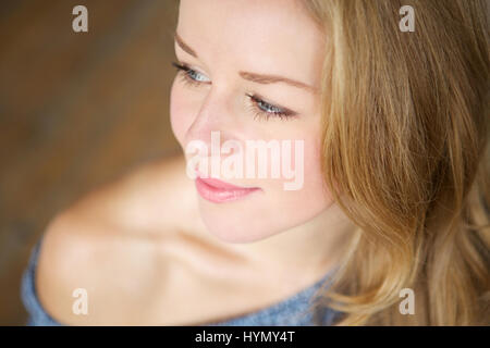 Close up portrait of a young woman smiling - vue latérale Banque D'Images