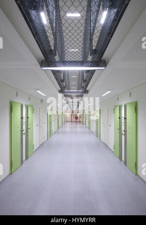 Couloir avec portes, prison, prison de Düsseldorf, Rhénanie du Nord-Westphalie, Allemagne Banque D'Images