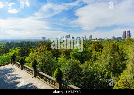 Cityscape vue depuis le château de Chapultepec de Mexico Banque D'Images