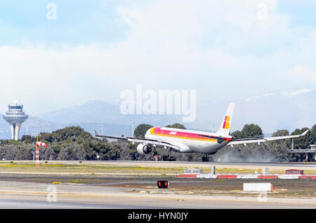 Avion Airbus A330 d'Iberia, compagnie aérienne, est l'atterrissage à Madrid - Barajas, Adolfo Suarez l'aéroport. Toucher la piste. Banque D'Images