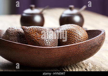 Fruits tropicaux exotiques serpent salak sur table en bois. Banque D'Images