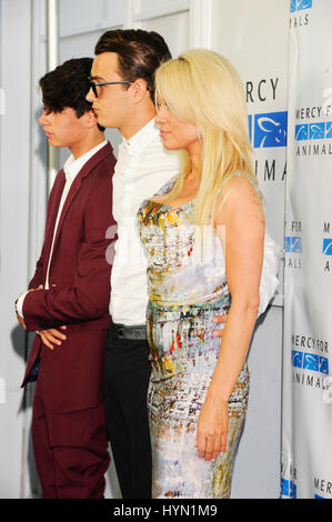 Pamela Anderson avec fils Brandon Lee (r) et Dylan Lee (l) assister à la merci des animaux héros cachés au Gala Unici Casa le 29 août, 2015 à Los Angeles en Californie. Banque D'Images