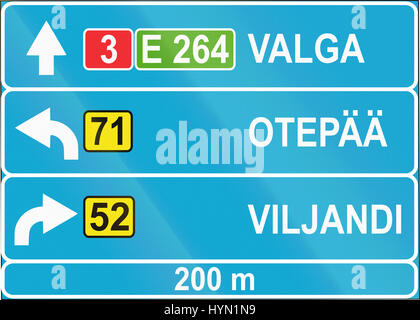Panneau routier d'Estonie avec l'itinéraire et les destinations. Banque D'Images