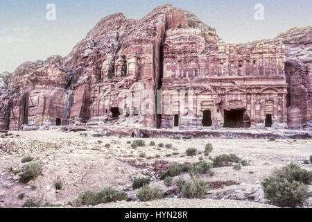 Petra connue à l'origine pour les Nabatéens comme Raqmu, est une ville historique et archéologique dans le sud de la Jordanie. La ville est célèbre pour son architecture et les conduits d'eau. Un autre nom pour Petra est la ville rose en raison de la couleur de la pierre à partir de laquelle il est sculpté. Banque D'Images