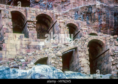 Petra connue à l'origine pour les Nabatéens comme Raqmu, est une ville historique et archéologique dans le sud de la Jordanie. La ville est célèbre pour son architecture et les conduits d'eau. Un autre nom pour Petra est la ville rose en raison de la couleur de la pierre à partir de laquelle il est sculpté. Banque D'Images