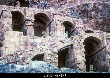 Petra connue à l'origine pour les Nabatéens comme Raqmu, est une ville historique et archéologique dans le sud de la Jordanie. La ville est célèbre pour son architecture et les conduits d'eau. Un autre nom pour Petra est la ville rose en raison de la couleur de la pierre à partir de laquelle il est sculpté. Banque D'Images