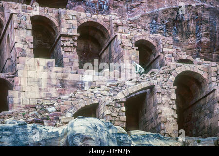 Petra connue à l'origine pour les Nabatéens comme Raqmu, est une ville historique et archéologique dans le sud de la Jordanie. La ville est célèbre pour son architecture et les conduits d'eau. Un autre nom pour Petra est la ville rose en raison de la couleur de la pierre à partir de laquelle il est sculpté. Banque D'Images