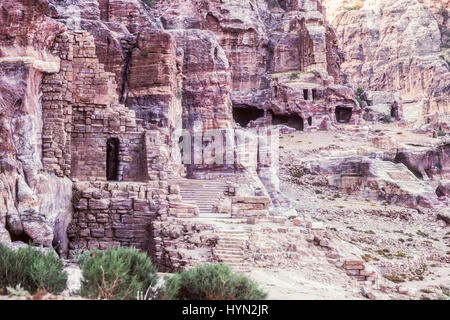 Petra connue à l'origine pour les Nabatéens comme Raqmu, est une ville historique et archéologique dans le sud de la Jordanie. La ville est célèbre pour son architecture et les conduits d'eau. Un autre nom pour Petra est la ville rose en raison de la couleur de la pierre à partir de laquelle il est sculpté. Banque D'Images