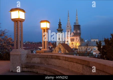 Vue de nuit de la promenade Strossmayer vers Kaptol, la cathédrale, l'église St Mary et les toits de Dolac marché. Banque D'Images