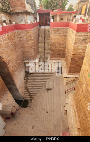 Lolark Kund est l'un des plus anciens sites sacrés de Varanasi. Banque D'Images