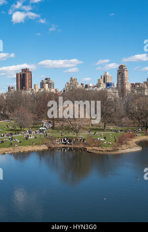 Vue de l'Upper East Side de Manhattan et la grande pelouse de Central Park de Belvedere Castle, New York City, USA Banque D'Images