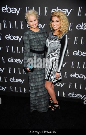 L'actrice Debby Ryan (l) et la chanteuse Tori Kelly (r) arrive à la 6e conférence annuelle ELLE Women In Music célébration présenté par eBay au Boulevard3 le 20 mai 2015 à Hollywood, Californie. Banque D'Images