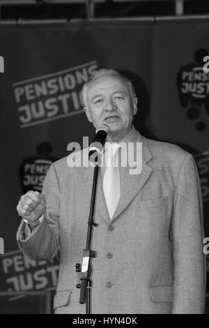 Député travailliste Ken Livingstone, politicien britannique s'exprimant lors d'une manifestation des travailleurs publics grève des enseignants sur 2011 Le 30 novembre. Les hommes politiques britanniques. Banque D'Images